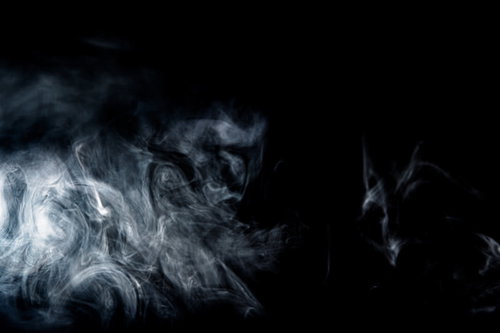 黒い背景に立ち昇る消えかけたスモークと白煙