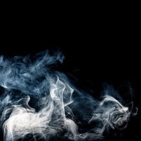 黒背景に立ち上るもくもくとした白煙の流れの写真