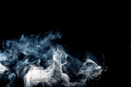 黒背景に立ち上るもくもくとした白煙の流れ