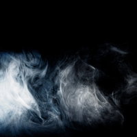 黒背景にぶわっと流れ出る白い煙のもくもくしたの写真