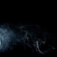 黒背景に立ち上る薄い白煙のテクスチャの写真