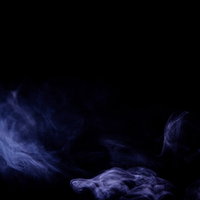暗闇に立ち上るかすれた紫と青のスモークの背景の写真