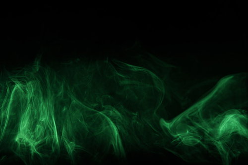 暗闇に立ち上る禍々しい緑色のガス、もくもくと渦巻く毒ガス