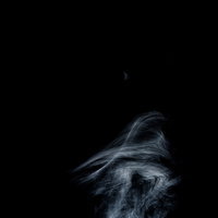 黒背景に立ち上る少ない白煙の写真