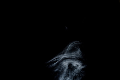 黒背景に立ち上る少ない白煙
