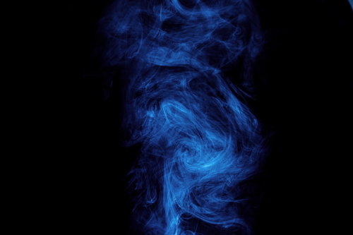 不穏に渦巻く青いスモーク｜黒背景の濃淡コントラスト