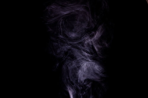 黒い背景に滞留する紫色のスモーク
