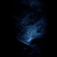 暗闇に立ち上る青いスモーク - 煙の粒子が光に浮かぶ抽象的背景の写真