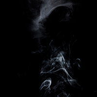 黒背景に立ち上がる白煙の流れと動きの写真