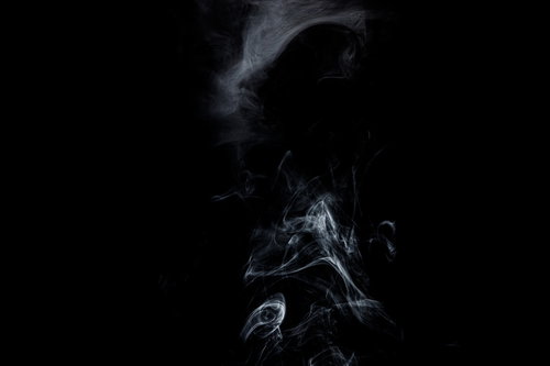 黒背景に立ち上がる白煙の流れと動き