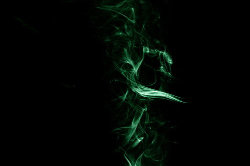 闇に立ち上る緑色の煙
