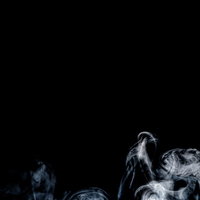 黒背景に立ち込む白い煙のもくもくとした流れの写真