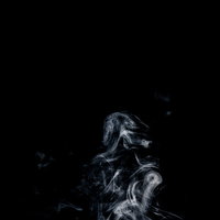 黒背景に立ち上がる少ない白煙のシンプルで清潔感のある空間の写真