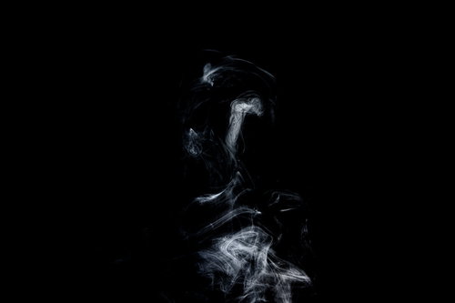 暗闇に消えかけた白煙とスモーク、ゆらめく煙の神秘的な表現