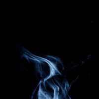 黒背景に青白く流れるスモーク、煙の質感表現の写真