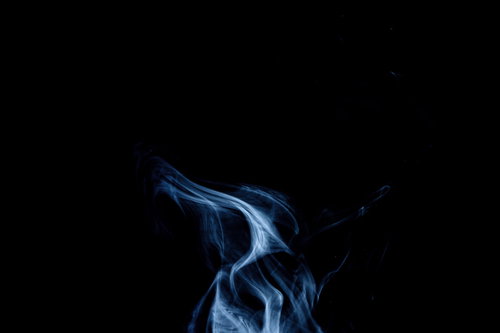 黒背景に青白く流れるスモーク、煙の質感表現