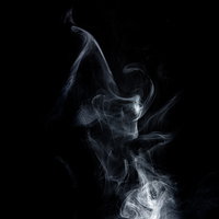 黒背景に立ち上る白いスモーク、神秘的な煙の流動美の写真