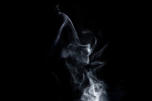黒背景に立ち上る白いスモーク、神秘的な煙の流動美