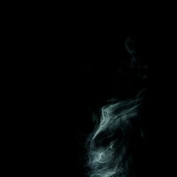 黒背景に立ち上るスモークと煙の流動、白い煙がふわりと浮かぶの写真