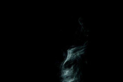 黒背景に立ち上るスモークと煙の流動、白い煙がふわりと浮かぶ