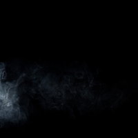 ポワンっと噴出された白い煙と黒背景のコントラストの写真