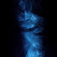 青白く光るスモークと冷気が流れる煙の幻想的な背景の写真