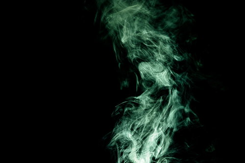 黒い背景にたちのぼる緑色のガス・有毒な煙の効果
