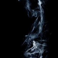 黒い背景に流れ落ちるスモーク・ライフストリームのガスの写真