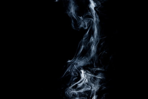 黒い背景に流れ落ちるスモーク・ライフストリームのガス