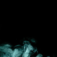黒背景に舞うターコイズの煙とスモークエフェクトの写真