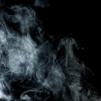黒背景に白煙が滞留し流れる様子のスモークエフェクトの写真
