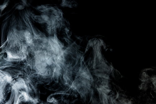 黒背景に白煙が滞留し流れる様子のスモークエフェクト