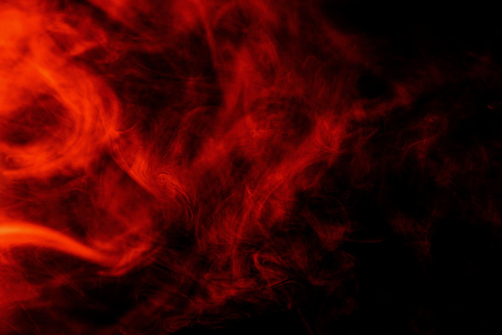 赤とオレンジの炎が激しく燃え上がる太陽フレア