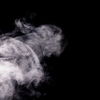 黒背景に立ち上る白い煙と魔晄のガススモークの写真