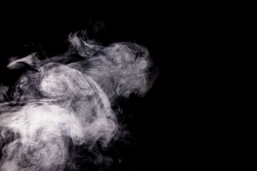 黒背景に立ち上る白い煙と魔晄のガススモーク