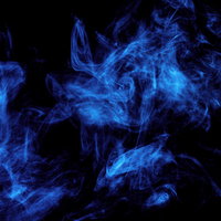 黒背景に立ち上がる青い冷気とスモーク、炎のようなエフェクトの写真