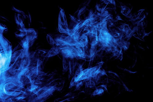 黒背景に立ち上がる青い冷気とスモーク、炎のようなエフェクト