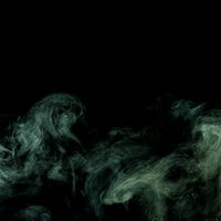 暗い背景に立ち上る緑色の煙と毒ガスの写真