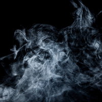 黒い背景に広がるスモーク｜白煙のテクスチャの写真