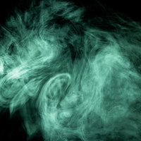 大量に噴出される緑色のガスとスモークの流れの写真