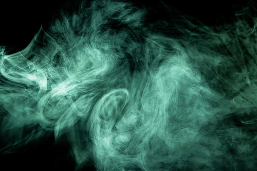 大量に噴出される緑色のガスとスモークの流れ