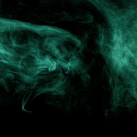 黒い背景に流れる緑色の煙幕のゲーム演出エフェクトの写真