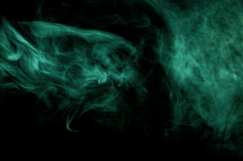 黒い背景に流れる緑色の煙幕のゲーム演出エフェクト