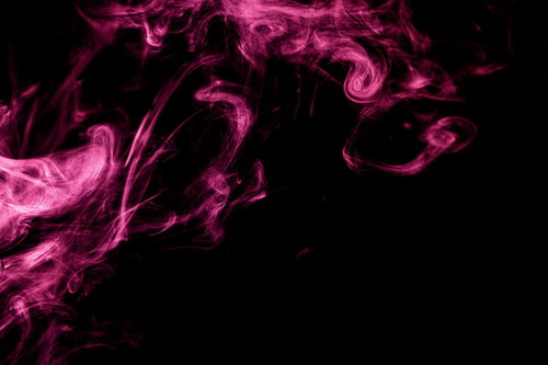 黒い背景に滞留する紫とピンクの怪しい煙とスモーク
