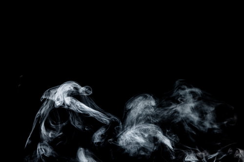 黒い背景に滞留するスモーク｜白い煙が立ち上る
