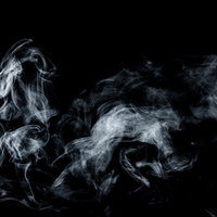 不気味な煙がたちこめる黒背景の写真