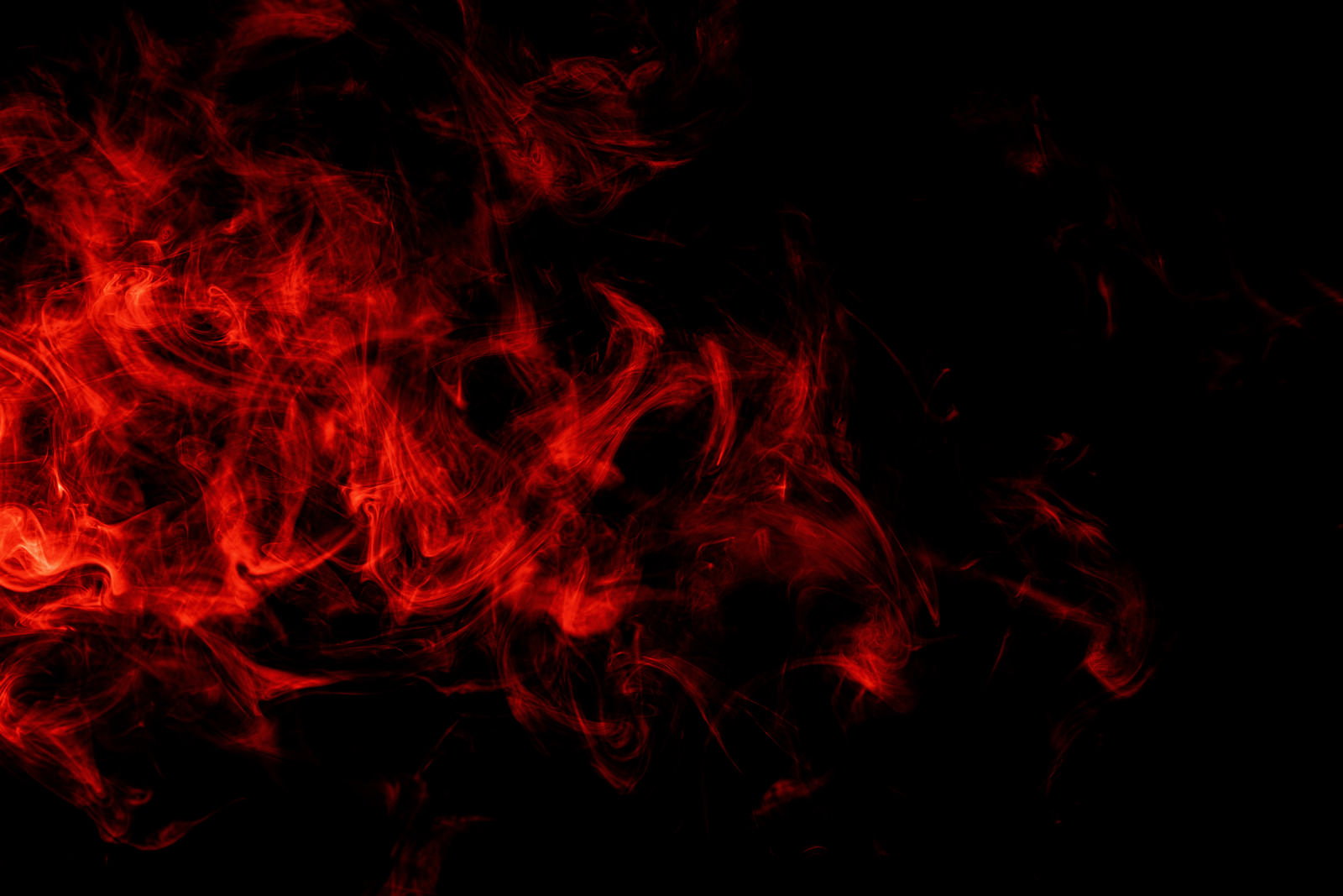 黒い背景に赤く燃え上がる炎が激しく舞い踊る様子