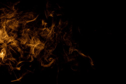 黄色からオレンジ色に変わる煙とガスが漂う