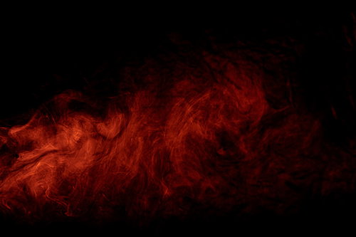 黒い背景に流れる赤い煙と炎のエフェクト