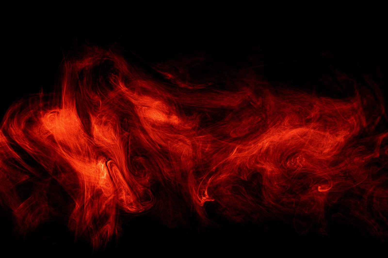 黒い背景に赤い炎のような煙が立ち上る歪んだスモークの写真
